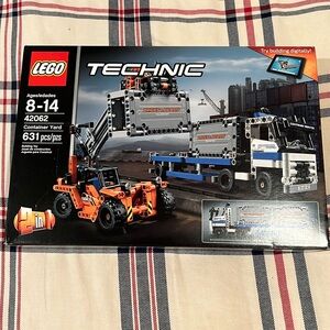 LEGO TECHNIC 2 in 1 Container Yard